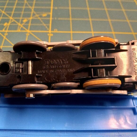 TOMY Engine Salty, Dennis with oil car - Picture 6 of 11